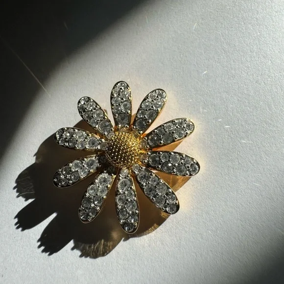 Stunning gold tone SWAROVSKI flower brooch pin - Picture 6 of 14